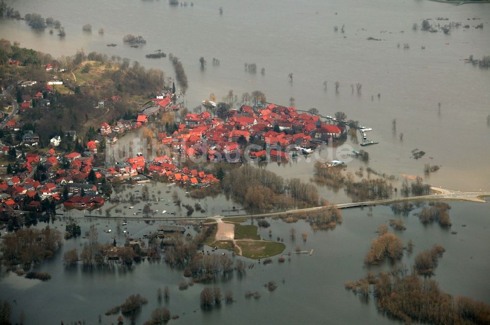 Luftbild Hitzacker - Jahrhundert - Hochwasser - Überschwemmung am Ufer der Elbe in Hitzacker im Bundesland Niedersachsen