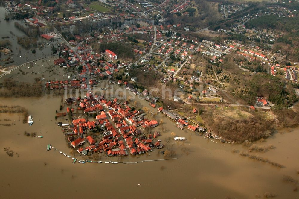 Hitzacker aus der Vogelperspektive: Jahrhundert - Hochwasser - Überschwemmung am Ufer der Elbe in Hitzacker im Bundesland Niedersachsen