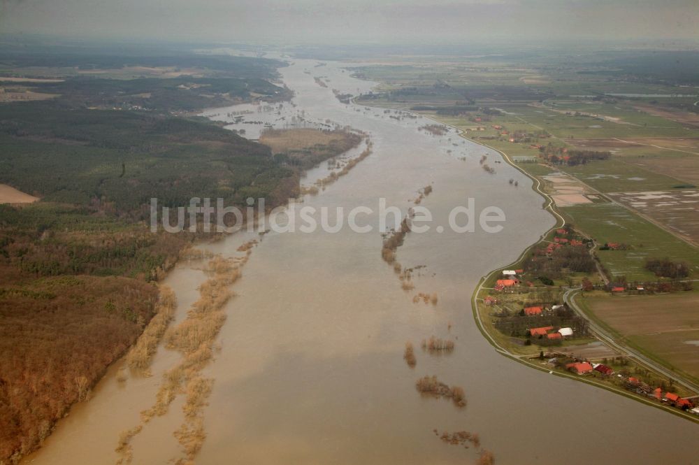 Luftaufnahme Hitzacker - Jahrhundert - Hochwasser - Überschwemmung am Ufer der Elbe in Hitzacker im Bundesland Niedersachsen