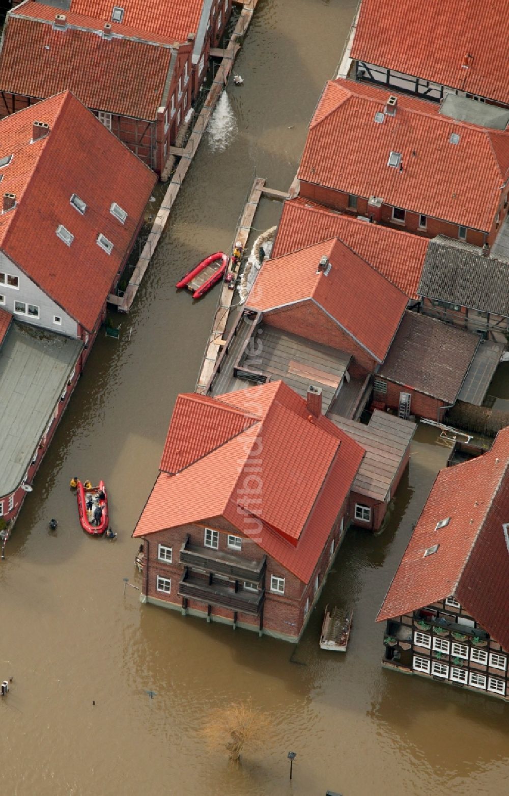 Hitzacker von oben - Jahrhundert - Hochwasser - Überschwemmung am Ufer der Elbe in Hitzacker im Bundesland Niedersachsen