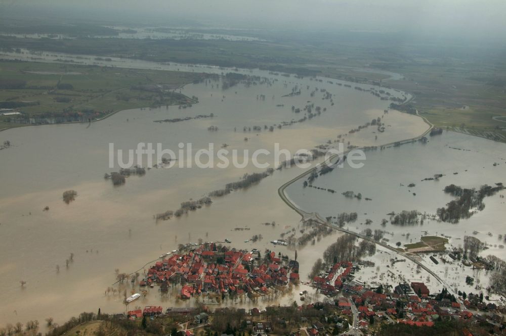 Hitzacker aus der Vogelperspektive: Jahrhundert - Hochwasser - Überschwemmung am Ufer der Elbe in Hitzacker im Bundesland Niedersachsen