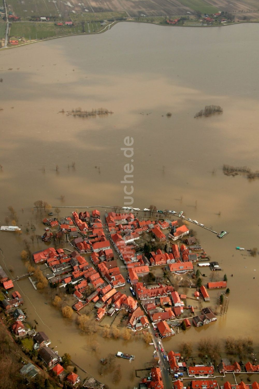 Luftbild Hitzacker - Jahrhundert - Hochwasser - Überschwemmung am Ufer der Elbe in Hitzacker im Bundesland Niedersachsen