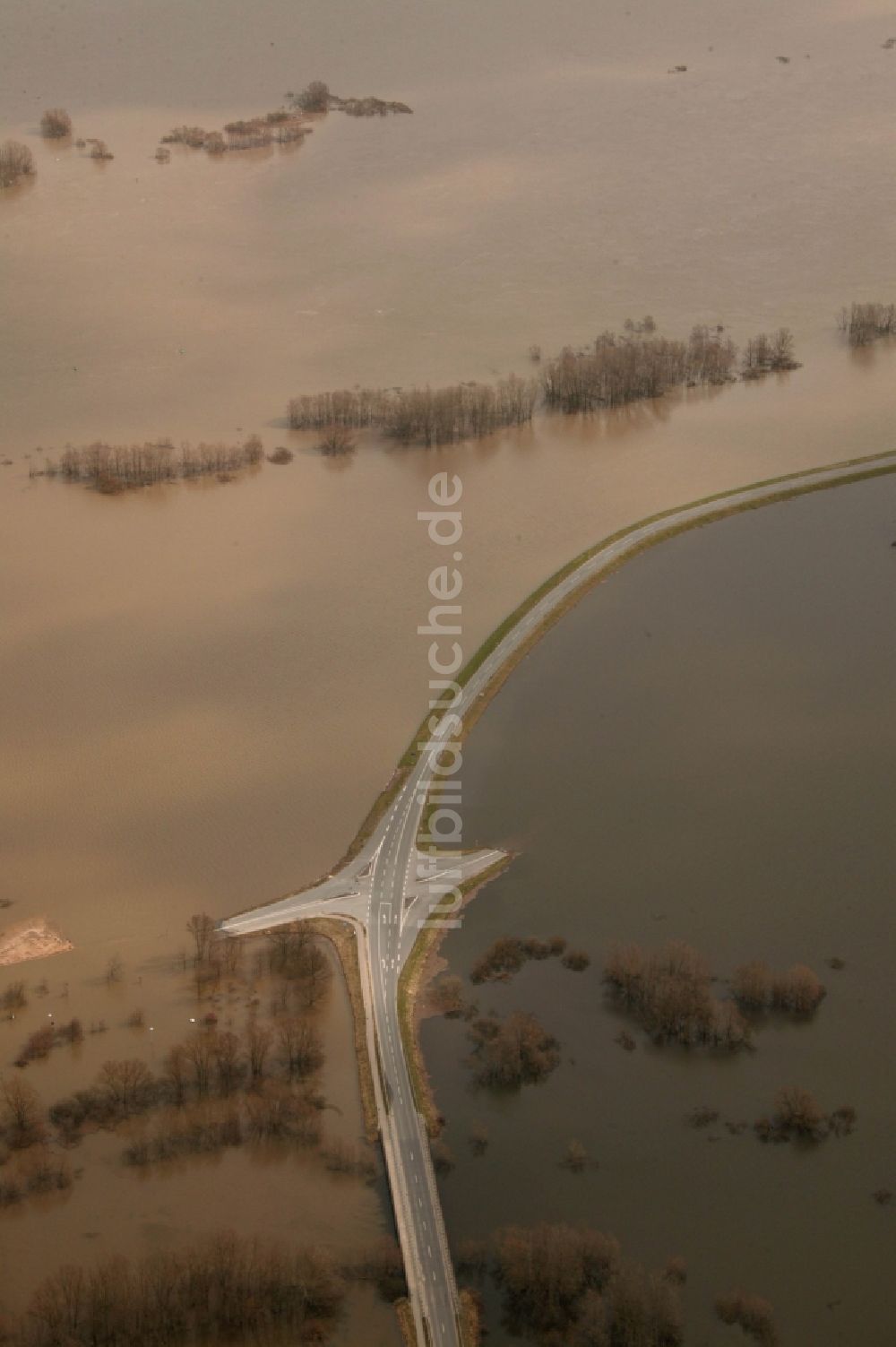 Luftaufnahme Hitzacker - Jahrhundert - Hochwasser - Überschwemmung am Ufer der Elbe in Hitzacker im Bundesland Niedersachsen