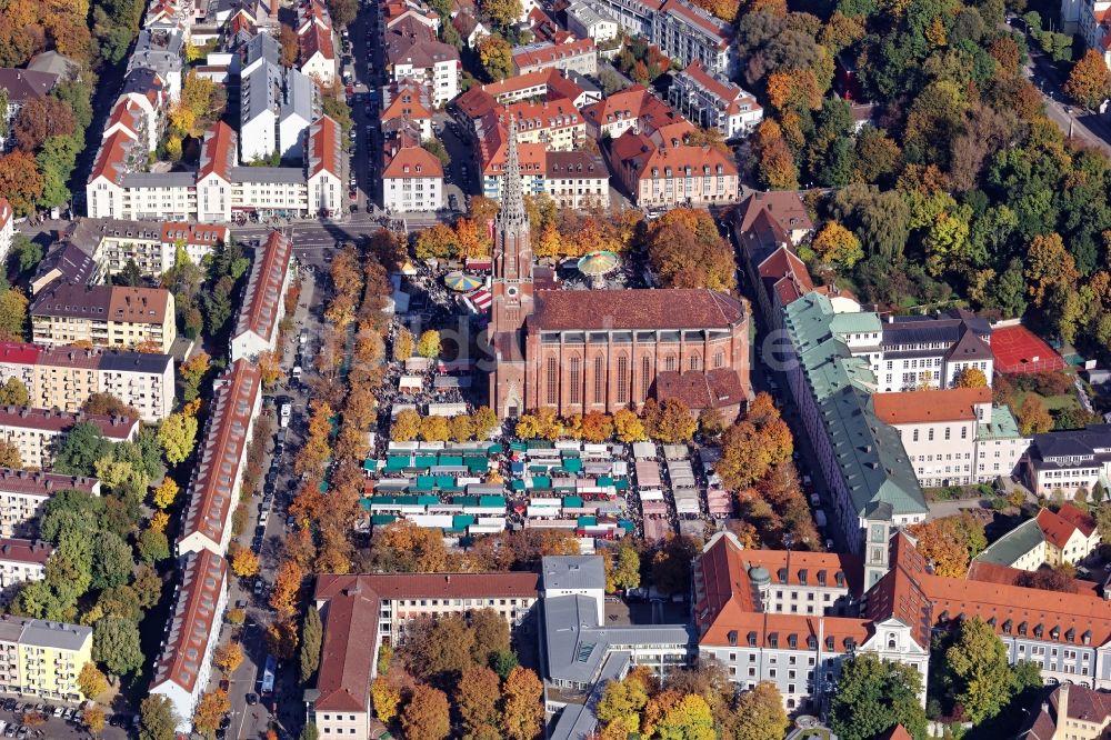 Luftaufnahme München - Jahrmarkt Auer Dult auf dem Mariahilfplatz in München Au im Bundesland Bayern