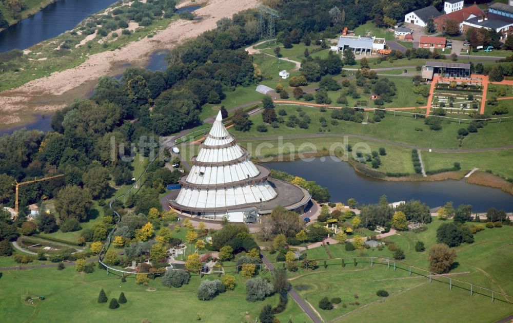 Luftaufnahme Magdeburg - Jahrtausendturm im Elbauenpark in Magdeburg im Bundesland Sachsen-Anhalt