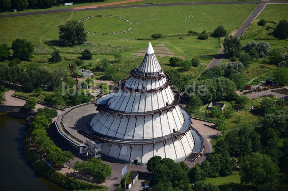 Magdeburg von oben - Jahrtausendturm im Elbauenpark in Magdeburg im Bundesland Sachsen-Anhalt