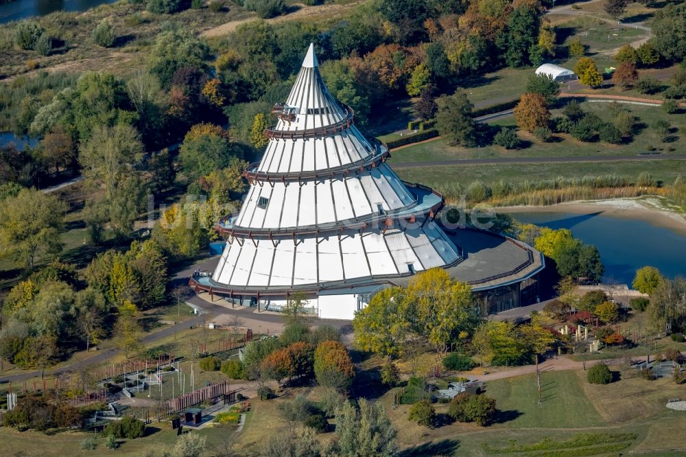 Magdeburg aus der Vogelperspektive: Jahrtausendturm im Elbauenpark in Magdeburg im Bundesland Sachsen-Anhalt