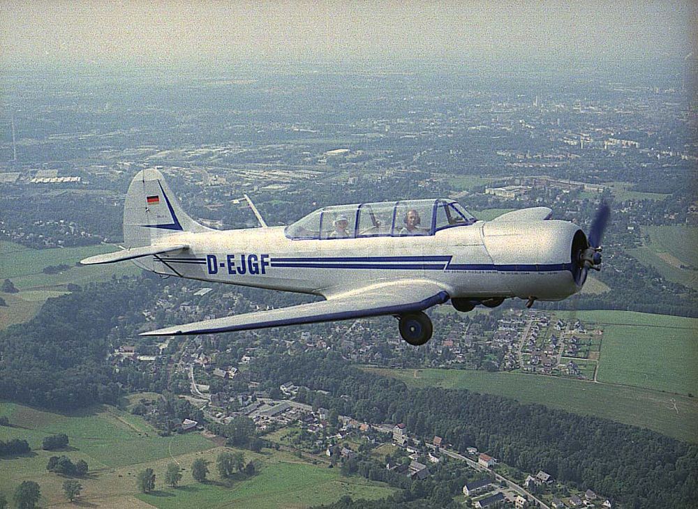 Luftaufnahme Chemnitz - JAK 18 A der Fiedler - Airservice Jahnsdorf über dem Stadtrand und Umgebung von Chemnitz