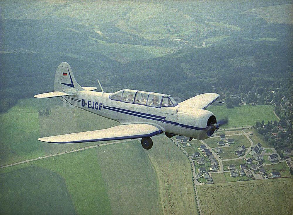 Luftbild Chemnitz - JAK 18 A der Fiedler - Airservice Jahnsdorf über dem Stadtrand und Umgebung von Chemnitz