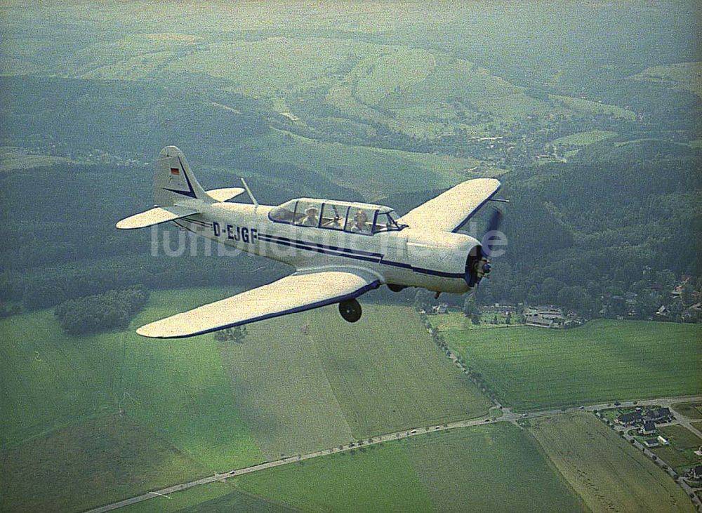 Luftaufnahme Chemnitz - JAK 18 A der Fiedler - Airservice Jahnsdorf über dem Stadtrand und Umgebung von Chemnitz