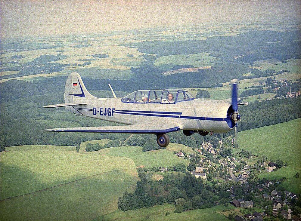 Chemnitz aus der Vogelperspektive: JAK 18 A der Fiedler - Airservice Jahnsdorf über dem Stadtrand und Umgebung von Chemnitz