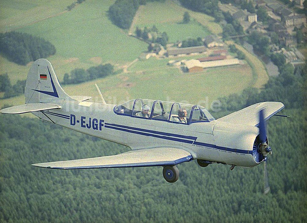 Luftbild Chemnitz - JAK 18 A der Fiedler - Airservice Jahnsdorf über dem Stadtrand und Umgebung von Chemnitz