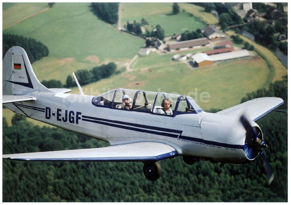 Luftaufnahme Chemnitz - JAK 18 A der Fiedler - Airservice Jahnsdorf über dem Stadtrand und Umgebung von Chemnitz