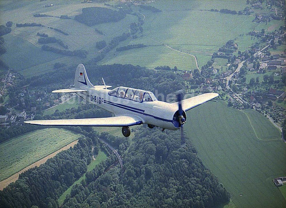 Luftbild Chemnitz - JAK 18 A der Fiedler - Airservice Jahnsdorf über dem Stadtrand und Umgebung von Chemnitz