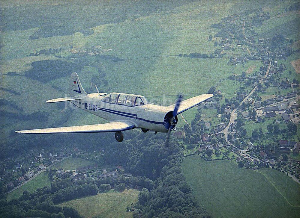 Luftaufnahme Chemnitz - JAK 18 A der Fiedler - Airservice Jahnsdorf über dem Stadtrand und Umgebung von Chemnitz