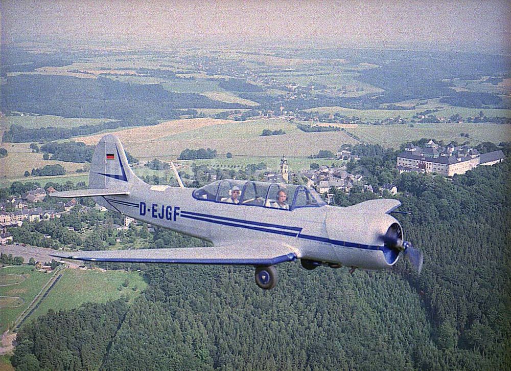 Luftbild Chemnitz - JAK 18 A der Fiedler - Airservice Jahnsdorf über dem Stadtrand und Umgebung von Chemnitz