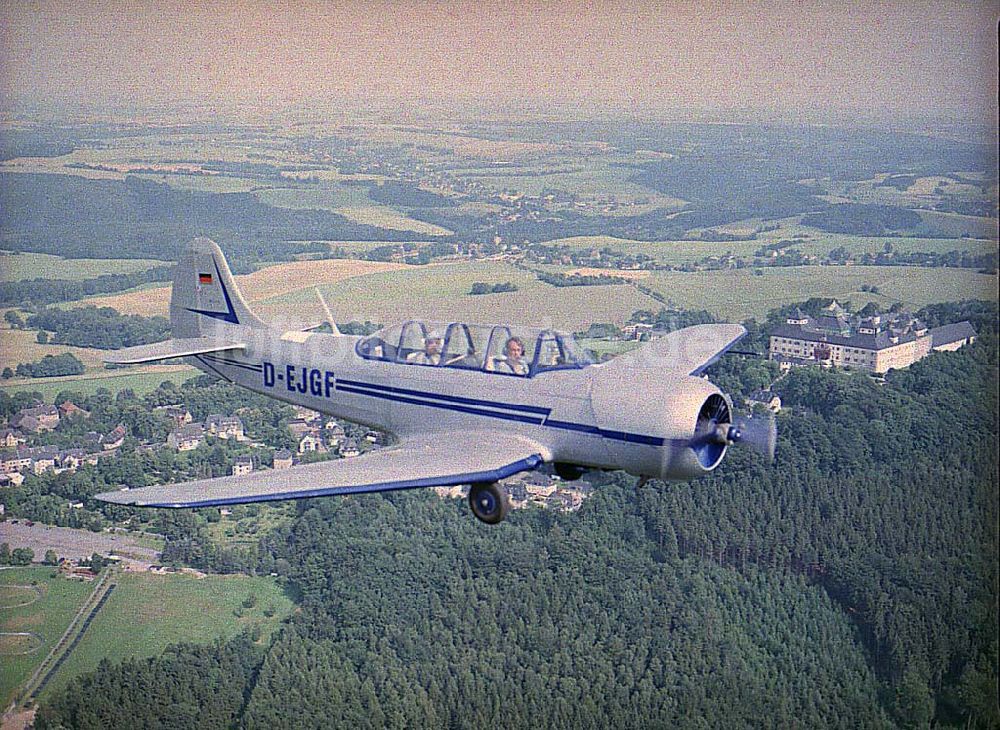 Luftaufnahme Chemnitz - JAK 18 A der Fiedler - Airservice Jahnsdorf über dem Stadtrand und Umgebung von Chemnitz