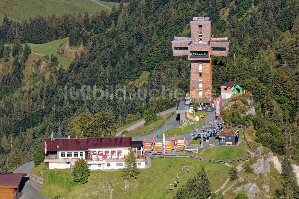 Luftaufnahme Sankt Ulrich am Pillersee - Jakobskreuz am Gipfel der Buchensteinwand im Pillerseetal bei St. Jakob im Bundesland Tirol, Österreich