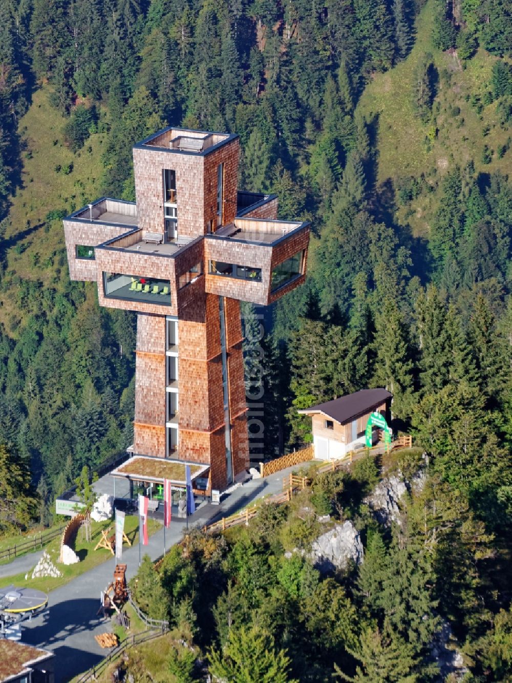 Luftbild Sankt Ulrich am Pillersee - Jakobskreuz am Gipfel der Buchensteinwand im Pillerseetal bei St. Jakob im Bundesland Tirol, Österreich