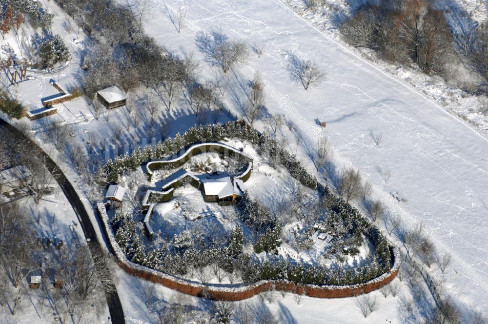 Berlin von oben - Japanischer Garten im winterlich verschneiter Erholungspark Marzahn