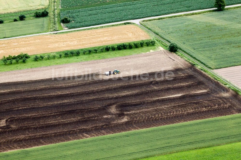 Luftaufnahme Achern - Jauche ausbringender Traktor auf landwirtschaftlichen Feldern in Achern im Bundesland Baden-Württemberg