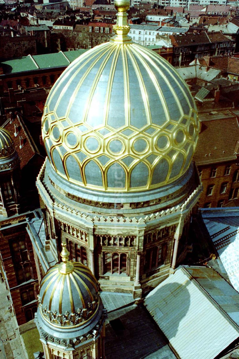 Berlin aus der Vogelperspektive: 10.12.1994 Jüdische Synagoge Oranienburger Straße