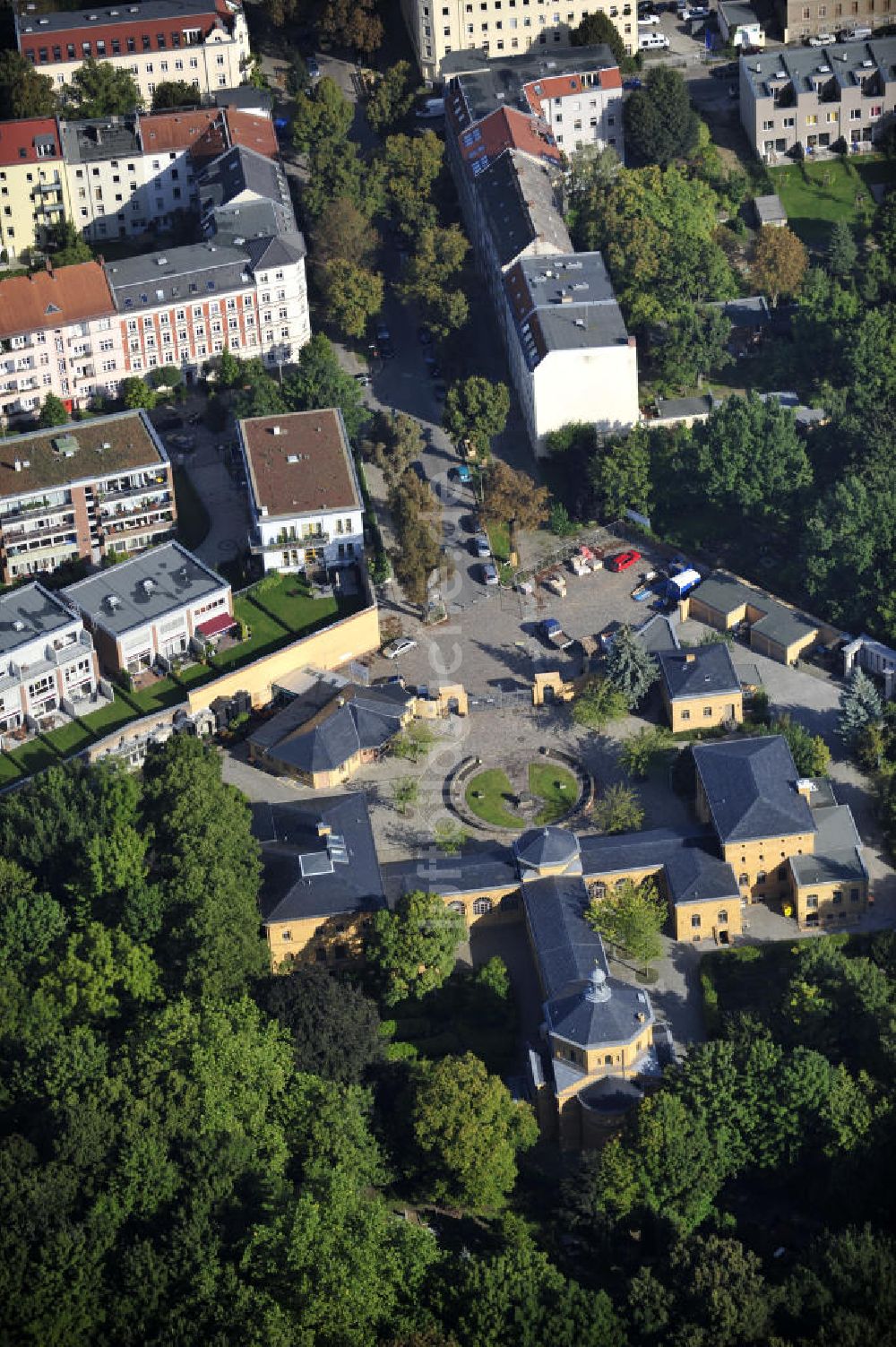 Luftaufnahme Berlin - Jüdisches Friedhofsgebäude in Berlin- Weißensee