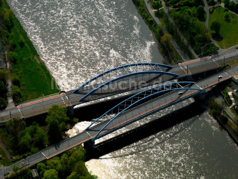 Magdeburg aus der Vogelperspektive: Jerusalembrücken über der Elbe in Magdeburg im Bundesland Sachsen-Anhalt