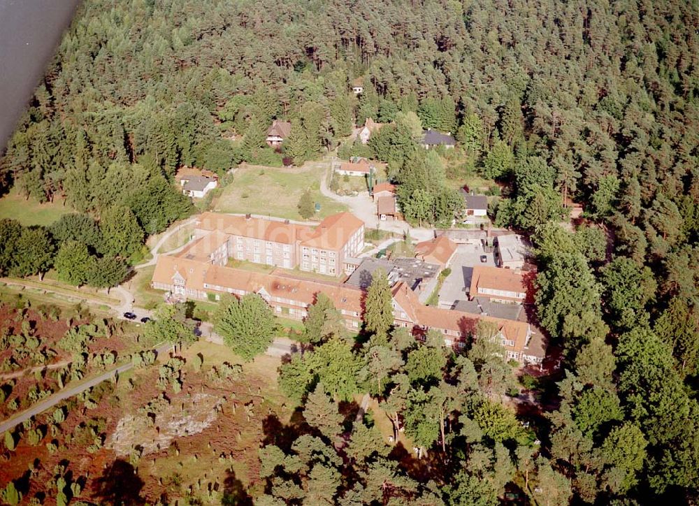 Jesteburg / Niedersachsen von oben - Jesteburg / Niedersachsen Blick auf das Therapiezentrum Waldklinik Jesteburg (für Neurologie, Neurotraumalogie und Orthopädie) in der Nordheide bei Hamburg / Niedersachsen Adresse: Therapiezentrum Waldklinik Jesteburg Kleckerwaldweg