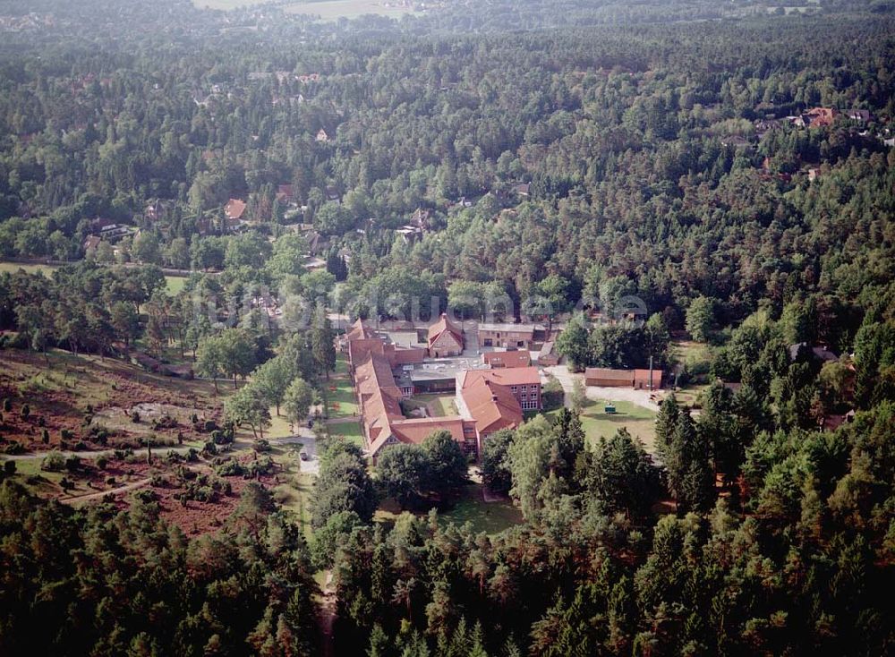 Jesteburg / Niedersachsen aus der Vogelperspektive: Jesteburg / Niedersachsen Blick auf das Therapiezentrum Waldklinik Jesteburg (für Neurologie, Neurotraumalogie und Orthopädie) in der Nordheide bei Hamburg / Niedersachsen Adresse: Therapiezentrum Waldklinik Jesteburg Kleckerwaldweg