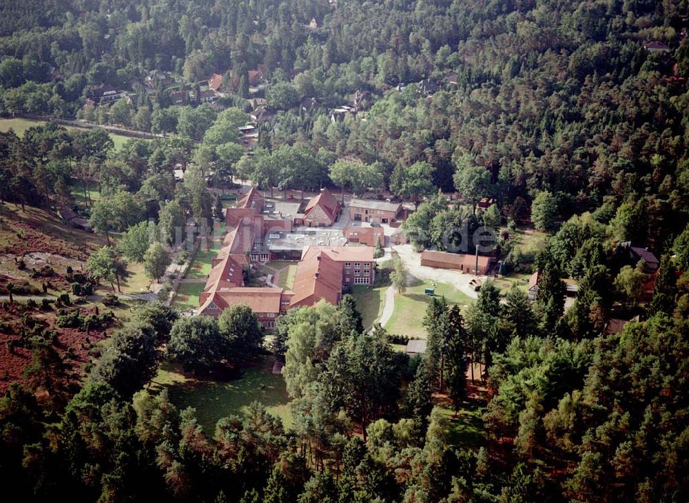 Luftaufnahme Jesteburg / Niedersachsen - Jesteburg / Niedersachsen Blick auf das Therapiezentrum Waldklinik Jesteburg (für Neurologie, Neurotraumalogie und Orthopädie) in der Nordheide bei Hamburg / Niedersachsen Adresse: Therapiezentrum Waldklinik Jesteburg Kleckerwaldweg