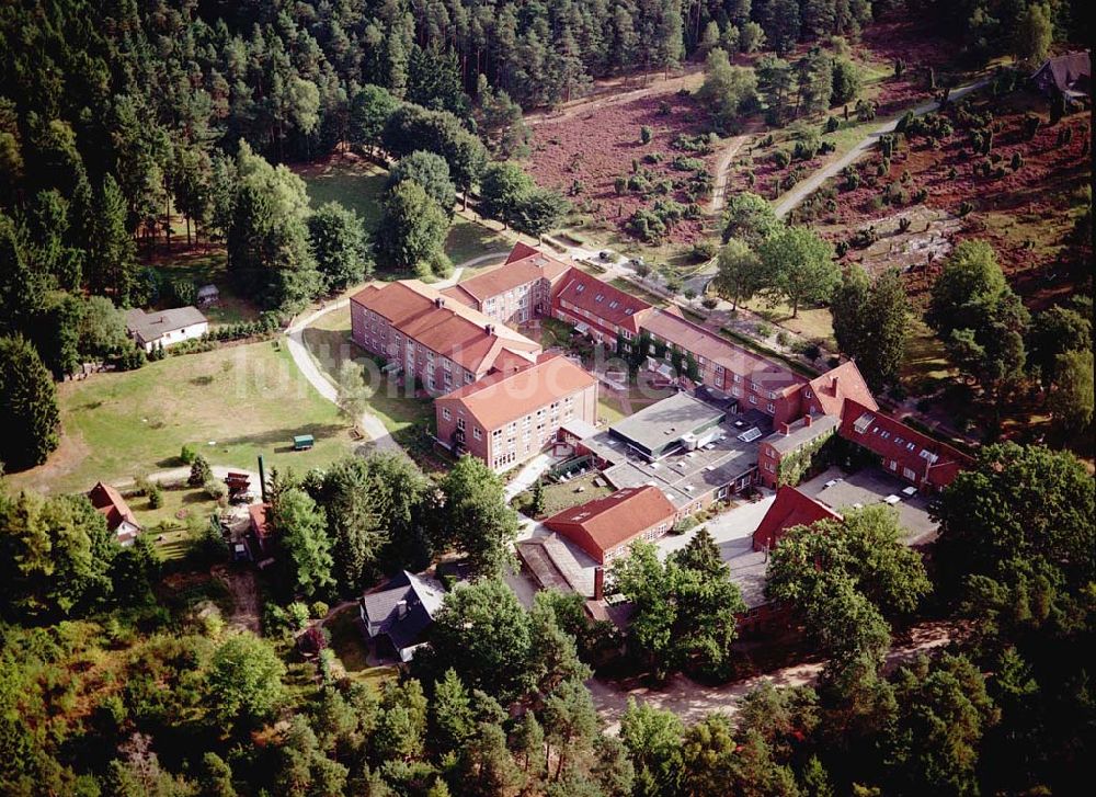 Jesteburg / Niedersachsen von oben - Jesteburg / Niedersachsen Blick auf das Therapiezentrum Waldklinik Jesteburg (für Neurologie, Neurotraumalogie und Orthopädie) in der Nordheide bei Hamburg / Niedersachsen Adresse: Therapiezentrum Waldklinik Jesteburg Kleckerwaldweg