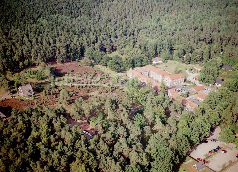 Jesteburg / Niedersachsen aus der Vogelperspektive: Jesteburg / Niedersachsen Blick auf das Therapiezentrum Waldklinik Jesteburg (für Neurologie, Neurotraumalogie und Orthopädie) in der Nordheide bei Hamburg / Niedersachsen Adresse: Therapiezentrum Waldklinik Jesteburg Kleckerwaldweg