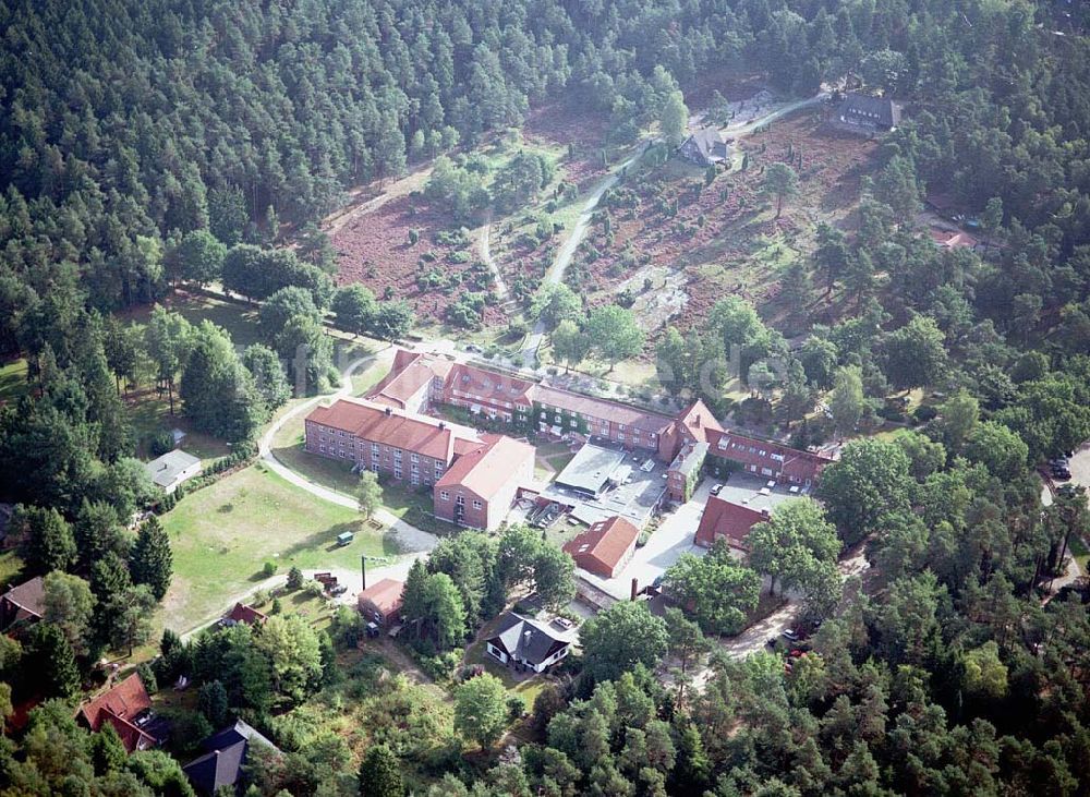 Luftaufnahme Jesteburg / Niedersachsen - Jesteburg / Niedersachsen Blick auf das Therapiezentrum Waldklinik Jesteburg (für Neurologie, Neurotraumalogie und Orthopädie) in der Nordheide bei Hamburg / Niedersachsen Adresse: Therapiezentrum Waldklinik Jesteburg Kleckerwaldweg