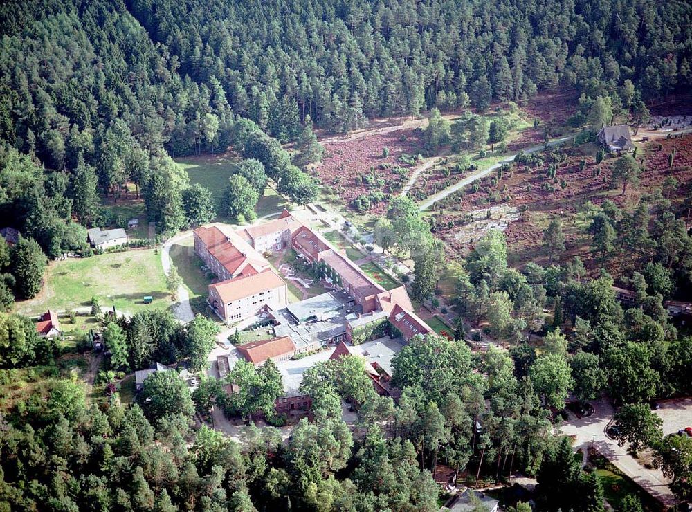 Jesteburg / Niedersachsen von oben - Jesteburg / Niedersachsen Blick auf das Therapiezentrum Waldklinik Jesteburg (für Neurologie, Neurotraumalogie und Orthopädie) in der Nordheide bei Hamburg / Niedersachsen Adresse: Therapiezentrum Waldklinik Jesteburg Kleckerwaldweg