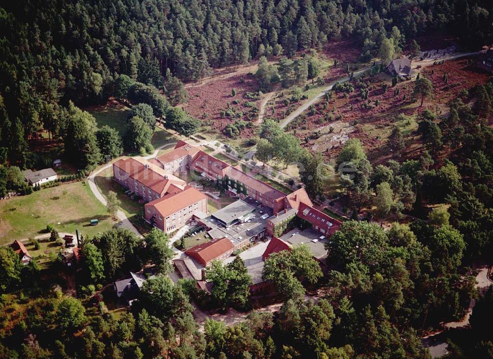 Luftaufnahme Jesteburg / Niedersachsen - Jesteburg / Niedersachsen Blick auf das Therapiezentrum Waldklinik Jesteburg (für Neurologie, Neurotraumalogie und Orthopädie) in der Nordheide bei Hamburg / Niedersachsen Adresse: Therapiezentrum Waldklinik Jesteburg Kleckerwaldweg