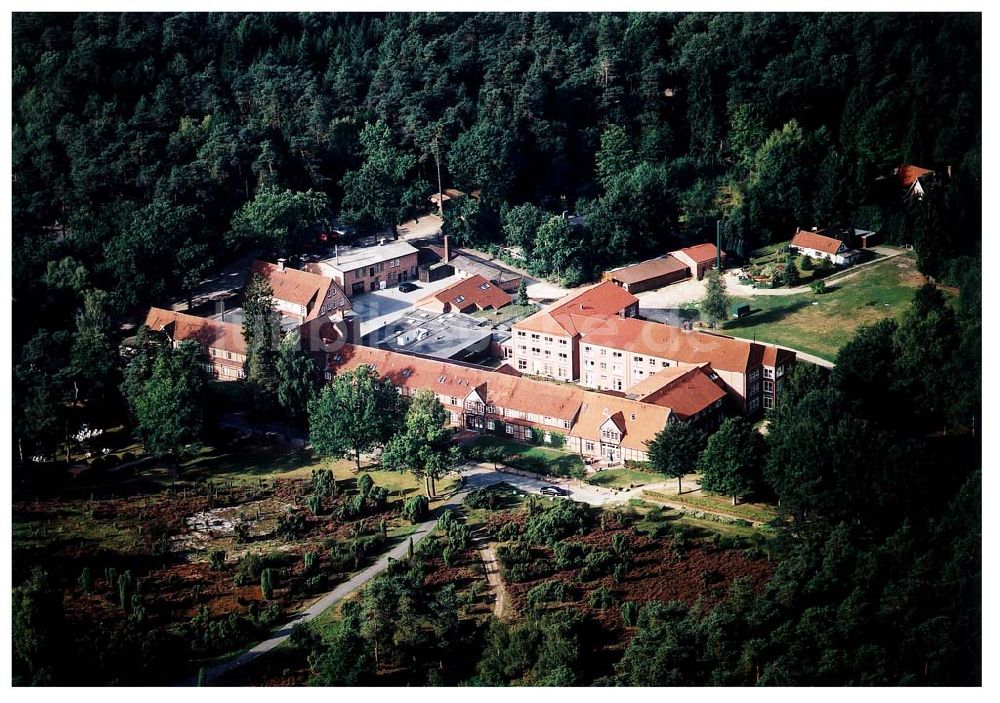 Jesteburg / Niedersachsen von oben - Jesteburg / Niedersachsen Blick auf das Therapiezentrum Waldklinik Jesteburg (für Neurologie, Neurotraumalogie und Orthopädie) in der Nordheide bei Hamburg / Niedersachsen Adresse: Therapiezentrum Waldklinik Jesteburg Kleckerwaldweg