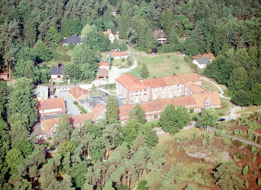 Jesteburg / Niedersachsen von oben - Jesteburg / Niedersachsen Blick auf das Therapiezentrum Waldklinik Jesteburg (für Neurologie, Neurotraumalogie und Orthopädie) in der Nordheide bei Hamburg / Niedersachsen Adresse: Therapiezentrum Waldklinik Jesteburg Kleckerwaldweg