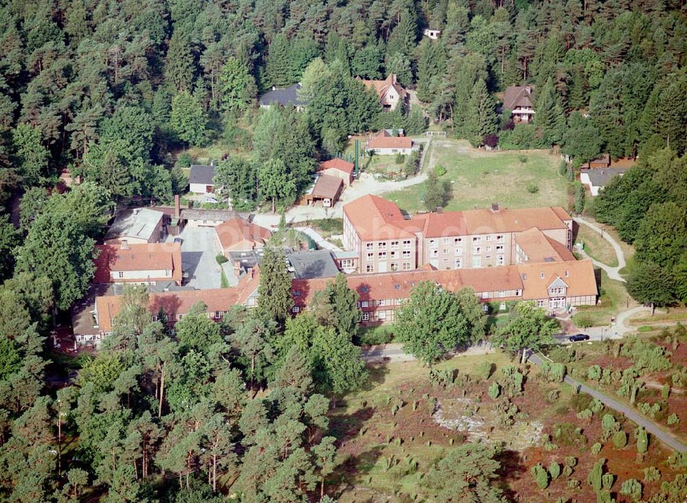 Jesteburg / Niedersachsen aus der Vogelperspektive: Jesteburg / Niedersachsen Blick auf das Therapiezentrum Waldklinik Jesteburg (für Neurologie, Neurotraumalogie und Orthopädie) in der Nordheide bei Hamburg / Niedersachsen Adresse: Therapiezentrum Waldklinik Jesteburg Kleckerwaldweg