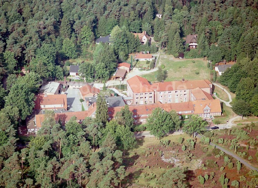 Luftaufnahme Jesteburg / Niedersachsen - Jesteburg / Niedersachsen Blick auf das Therapiezentrum Waldklinik Jesteburg (für Neurologie, Neurotraumalogie und Orthopädie) in der Nordheide bei Hamburg / Niedersachsen Adresse: Therapiezentrum Waldklinik Jesteburg Kleckerwaldweg