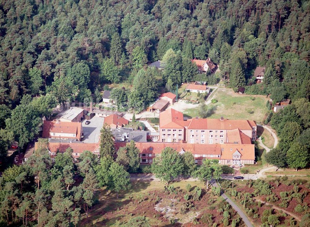 Jesteburg / Niedersachsen von oben - Jesteburg / Niedersachsen Blick auf das Therapiezentrum Waldklinik Jesteburg (für Neurologie, Neurotraumalogie und Orthopädie) in der Nordheide bei Hamburg / Niedersachsen Adresse: Therapiezentrum Waldklinik Jesteburg Kleckerwaldweg