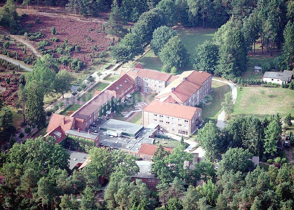 Jesteburg / Niedersachsen aus der Vogelperspektive: Jesteburg / Niedersachsen Blick auf das Therapiezentrum Waldklinik Jesteburg (für Neurologie, Neurotraumalogie und Orthopädie) in der Nordheide bei Hamburg / Niedersachsen Adresse: Therapiezentrum Waldklinik Jesteburg Kleckerwaldweg