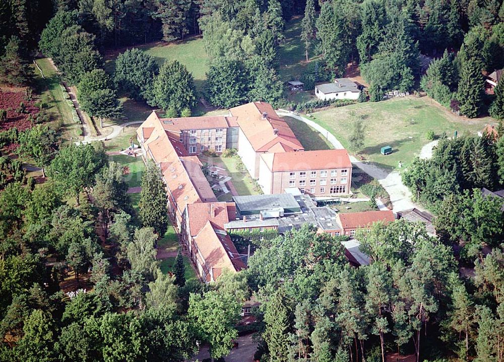 Jesteburg / Niedersachsen von oben - Jesteburg / Niedersachsen Blick auf das Therapiezentrum Waldklinik Jesteburg (für Neurologie, Neurotraumalogie und Orthopädie) in der Nordheide bei Hamburg / Niedersachsen Adresse: Therapiezentrum Waldklinik Jesteburg Kleckerwaldweg