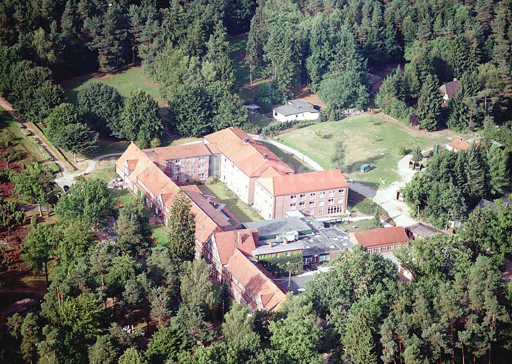 Jesteburg / Niedersachsen aus der Vogelperspektive: Jesteburg / Niedersachsen Blick auf das Therapiezentrum Waldklinik Jesteburg (für Neurologie, Neurotraumalogie und Orthopädie) in der Nordheide bei Hamburg / Niedersachsen Adresse: Therapiezentrum Waldklinik Jesteburg Kleckerwaldweg