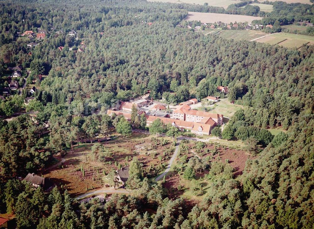 Luftaufnahme Jesteburg / Niedersachsen - Jesteburg / Niedersachsen Blick auf das Therapiezentrum Waldklinik Jesteburg (für Neurologie, Neurotraumalogie und Orthopädie) in der Nordheide bei Hamburg / Niedersachsen Adresse: Therapiezentrum Waldklinik Jesteburg Kleckerwaldweg