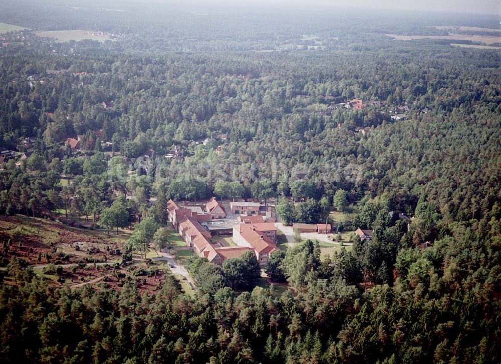 Luftaufnahme Jesteburg / Niedersachsen - Jesteburg / Niedersachsen Blick auf das Therapiezentrum Waldklinik Jesteburg (für Neurologie, Neurotraumalogie und Orthopädie) in der Nordheide bei Hamburg / Niedersachsen Adresse: Therapiezentrum Waldklinik Jesteburg Kleckerwaldweg