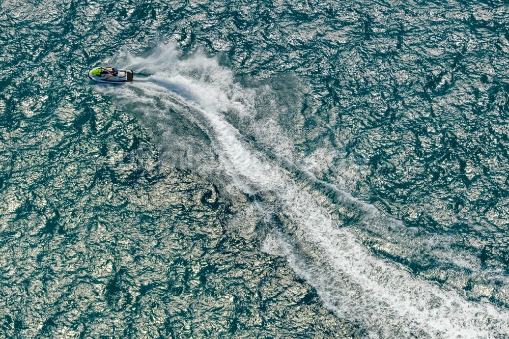 Palma aus der Vogelperspektive: Jet-Ski Sportboot - in Fahrt in der Bucht von Palma in Palma in Balearische Insel Mallorca, Spanien