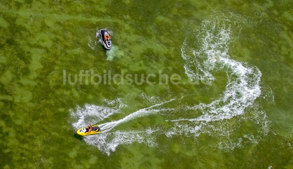 Luftaufnahme Rechlin - Jet-Ski Sportboot - in Fahrt auf dem See Müritz in Rechlin im Bundesland Mecklenburg-Vorpommern