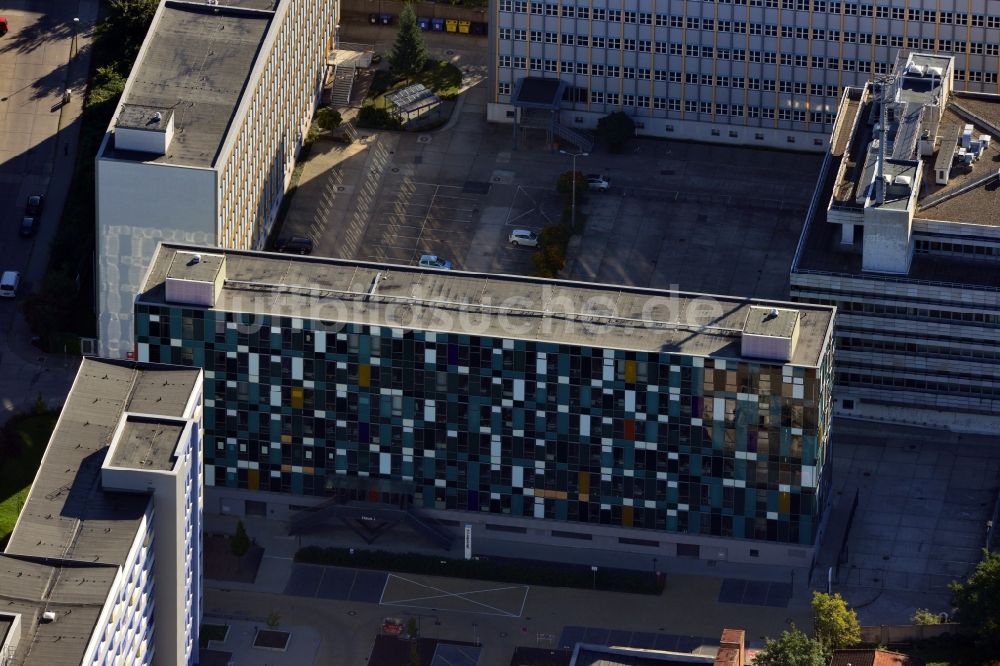 Luftaufnahme Berlin - Jobcenter Lichtenberg mit markanter Fassade in der Gotlindestraße in Berlin