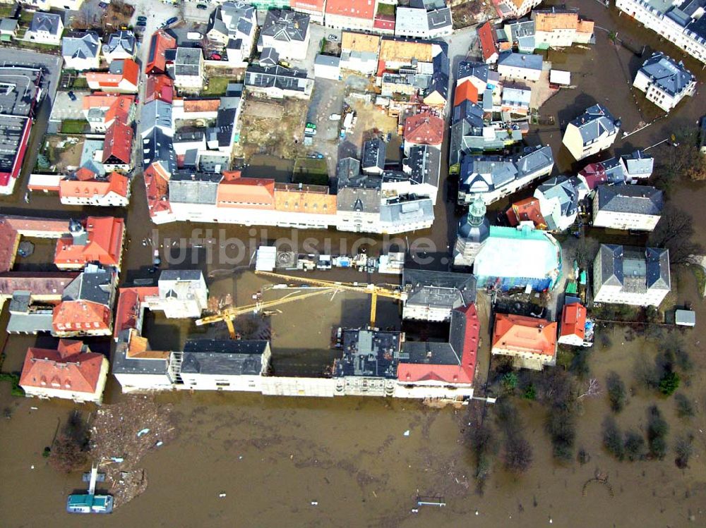 Bad Schandau von oben - Johanneskirche und Marktplatz in Bad Schandau im Hochwasser der